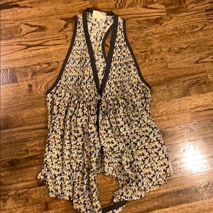Elizabeth and James Deep V floral Tank top Blouse